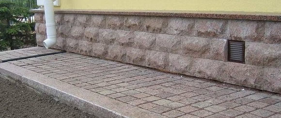 1443634300 otmostka iz trotuarnoy plitki bruschatki 1