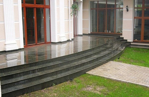 гранитное крыльцо